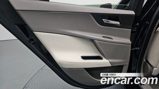 Jaguar XE 2018 — photo 15