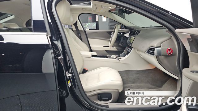 Jaguar XE 2018 — photo 16