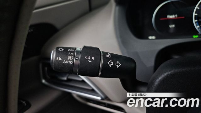 Jaguar XE 2018 — photo 27
