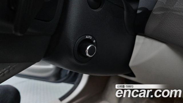 Jaguar XE 2018 — photo 28