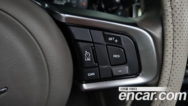 Jaguar XE 2018 — photo 29