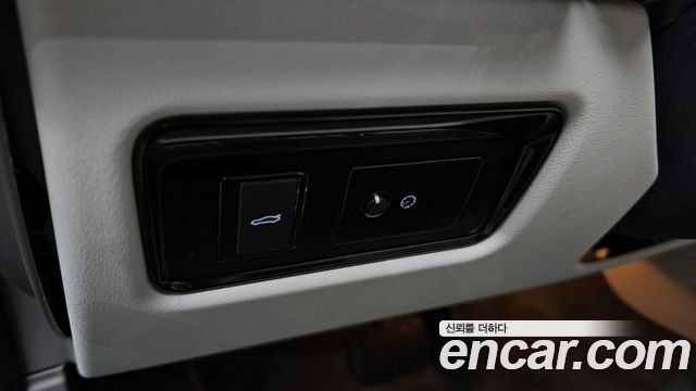 Jaguar XE 2018 — photo 30