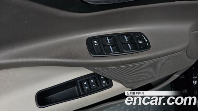Jaguar XE 2018 — photo 31