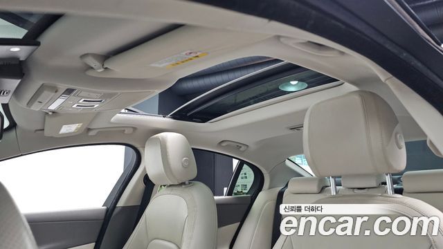 Jaguar XE 2018 — photo 35