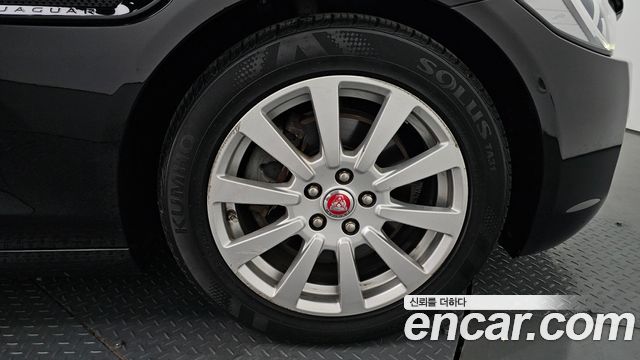 Jaguar XE 2018 — photo 37