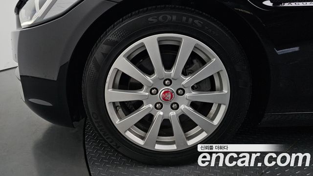 Jaguar XE 2018 — photo 38