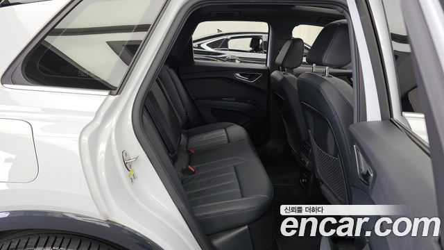Audi Q4 e-tron 2022 — photo 18