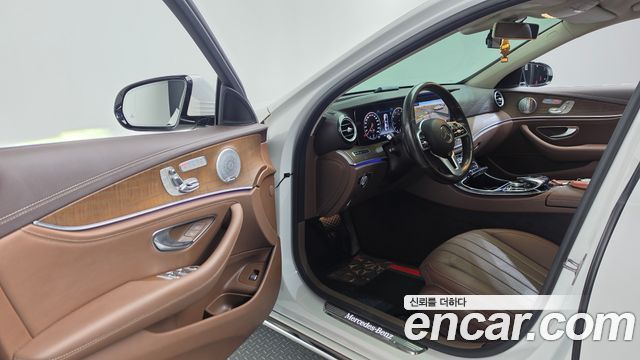 Mercedes-Benz E-Class 2020 — photo 13