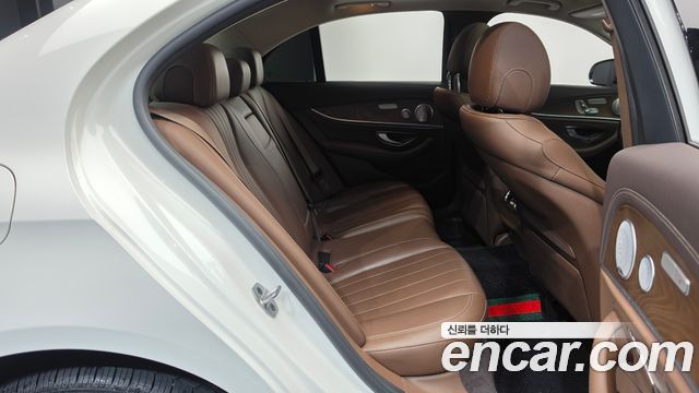 Mercedes-Benz E-Class 2020 — photo 17