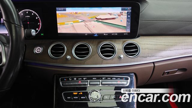 Mercedes-Benz E-Class 2020 — photo 18