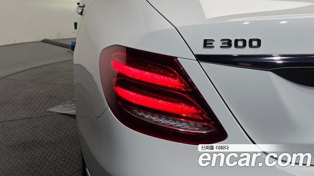Mercedes-Benz E-Class 2020 — photo 9