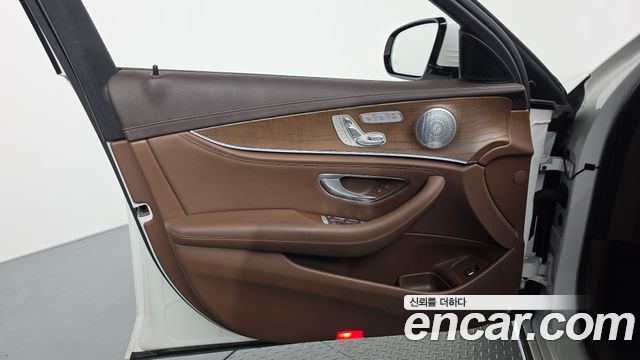 Mercedes-Benz E-Class 2020 — photo 14