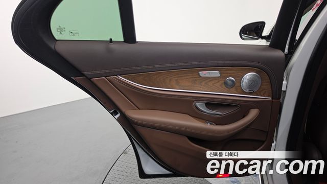 Mercedes-Benz E-Class 2020 — photo 15