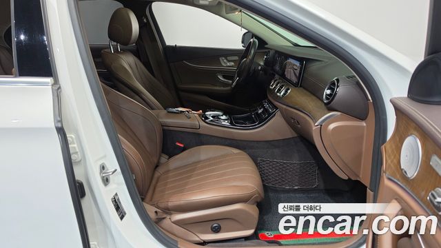 Mercedes-Benz E-Class 2020 — photo 16