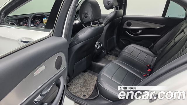 Mercedes-Benz E-Class 2019 — photo 18