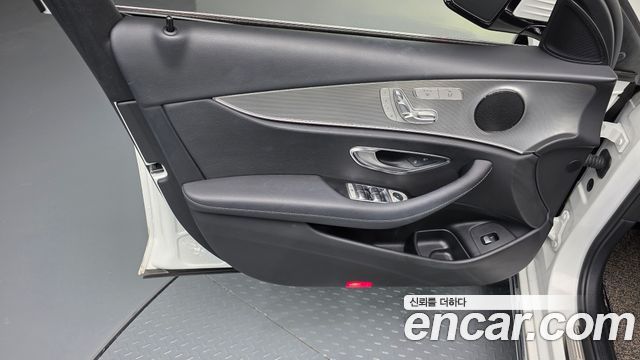 Mercedes-Benz E-Class 2019 — photo 14