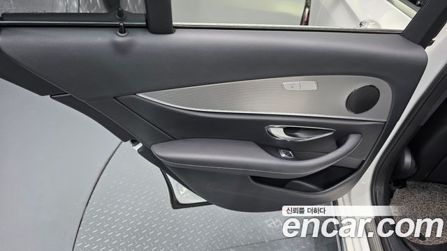 Mercedes-Benz E-Class 2019 — photo 15