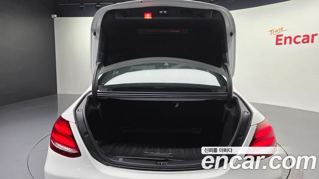 Mercedes-Benz E-Class 2019 — photo 32