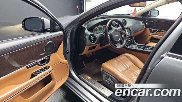 Jaguar XJ 2015 — photo 13