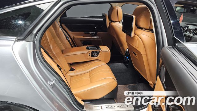 Jaguar XJ 2015 — photo 17