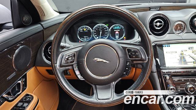 Jaguar XJ 2015 — photo 18