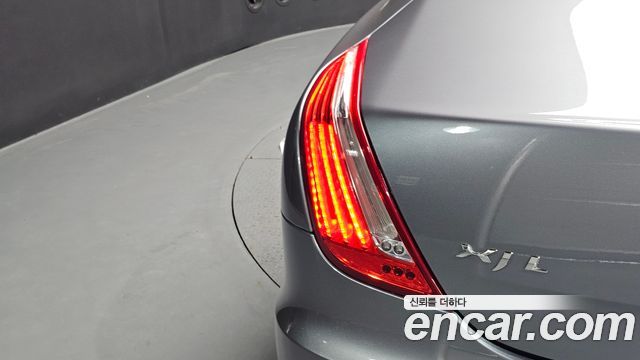 Jaguar XJ 2015 — photo 9
