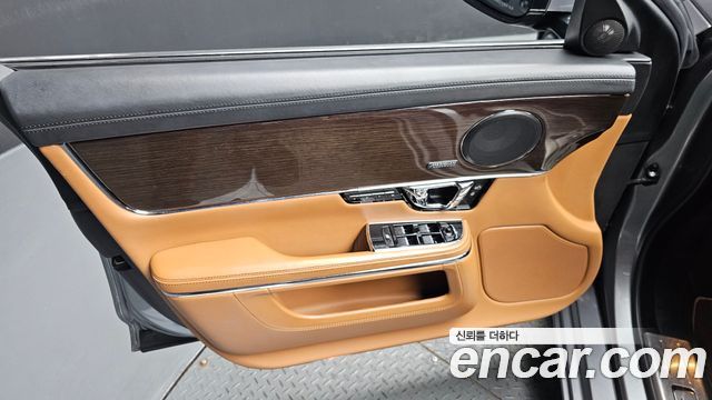 Jaguar XJ 2015 — photo 14