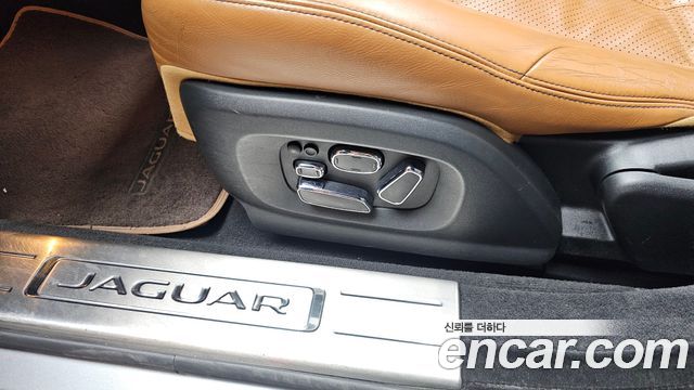Jaguar XJ 2015 — photo 32