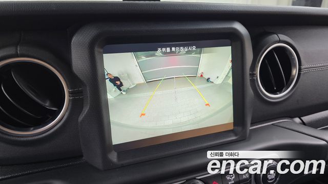 Jeep Wrangler 2020 — photo 21