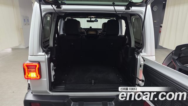 Jeep Wrangler 2020 — photo 24