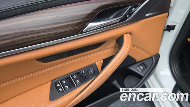 BMW 5-Series 2017 — photo 21