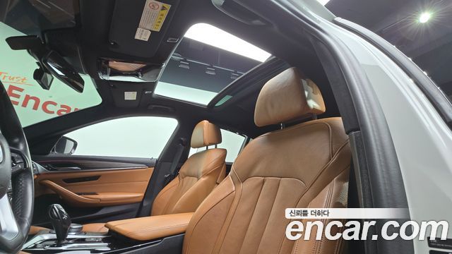 BMW 5-Series 2017 — photo 25