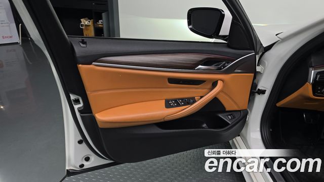 BMW 5-Series 2017 — photo 14