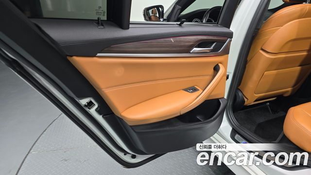 BMW 5-Series 2017 — photo 15