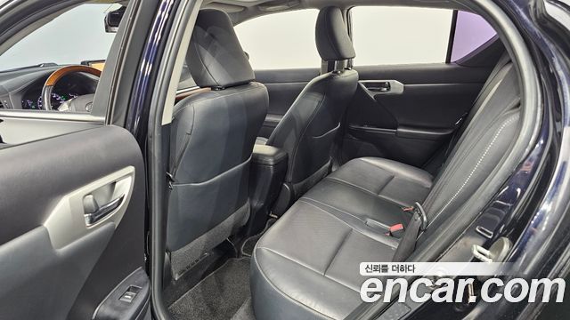 Lexus CT200h 2012 — photo 16