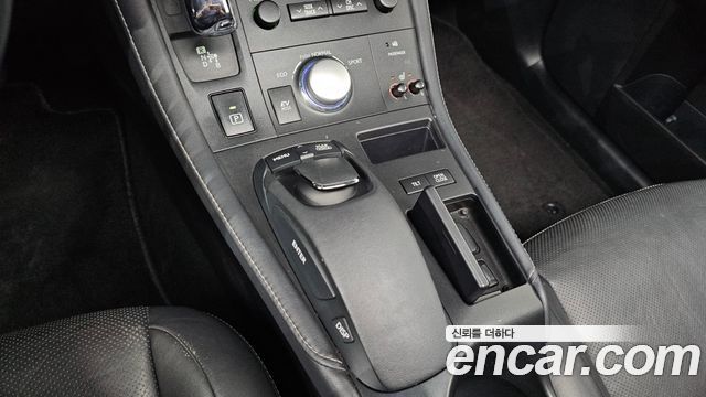 Lexus CT200h 2012 — photo 27