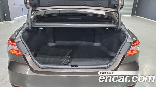 Toyota Camry 2018 — photo 16