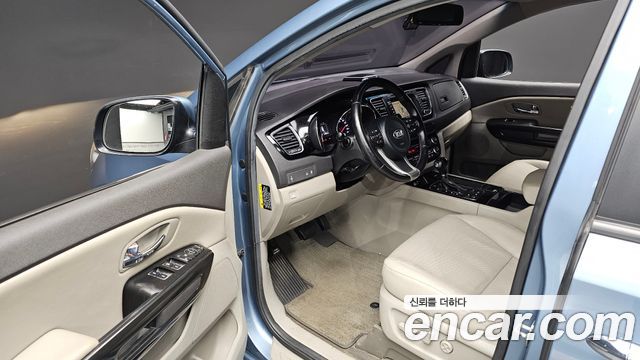 Kia Canival 2016 — photo 18