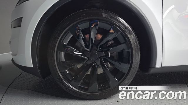 Tesla Model Y 2025 — photo 5