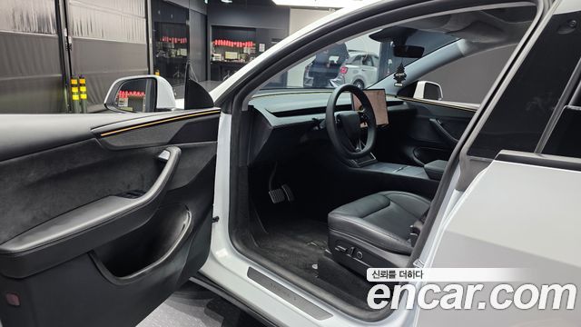 Tesla Model Y 2025 — photo 13
