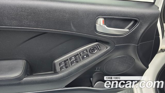 Kia K3 2015 — photo 24