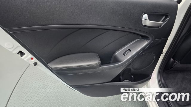 Kia K3 2015 — photo 15