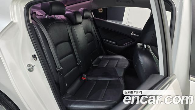 Kia K3 2015 — photo 16