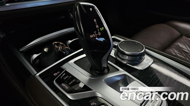 BMW 7-Series 2021 — photo 9