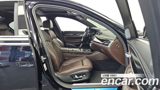 BMW 7-Series 2021 — photo 11