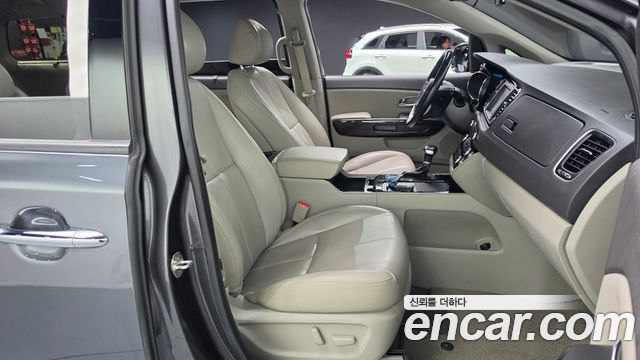 Kia Canival 2018 — photo 16