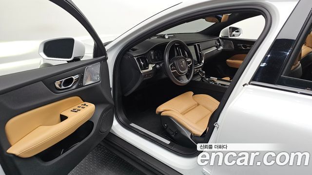 Volvo V60 2019 — photo 13