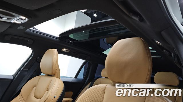 Volvo V60 2019 — photo 22