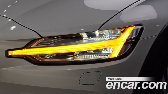 Volvo V60 2019 — photo 8