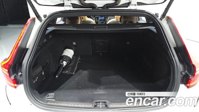 Volvo V60 2019 — photo 36